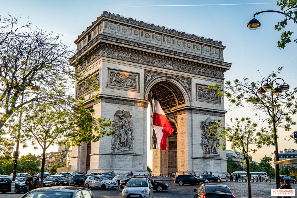 Bangunan Arc de Triomphe yang menghormati Para Pahlawan