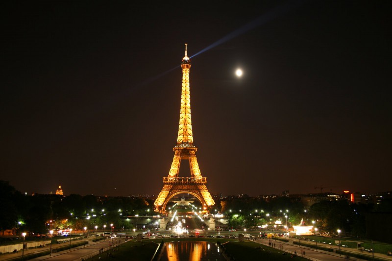 Menara Eiffel di Malam Hari