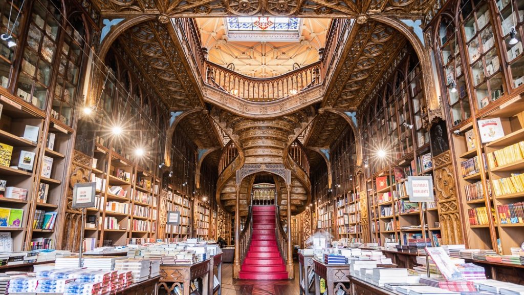 Suasana Livrario Lello dengan interior seperti Dunia Fantasi