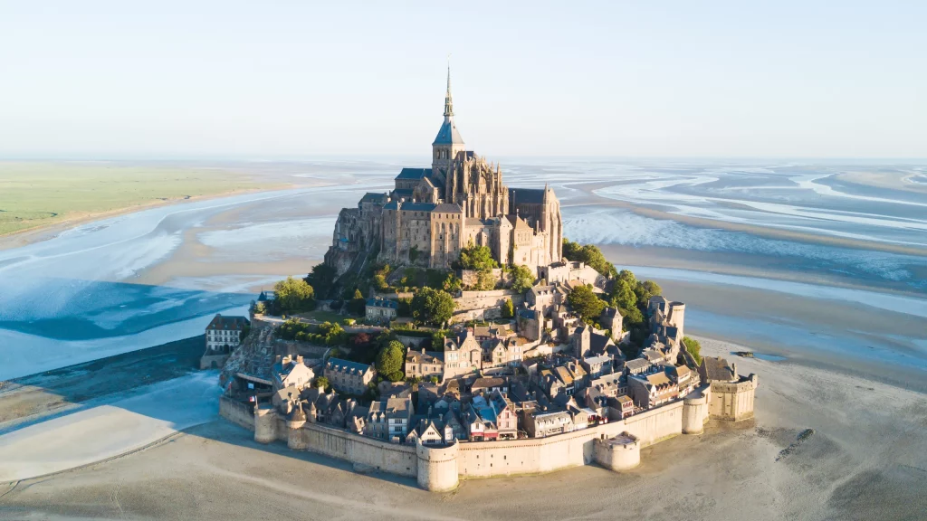 Penampakan Bangunan Bersejarah Mont Saint-Michel