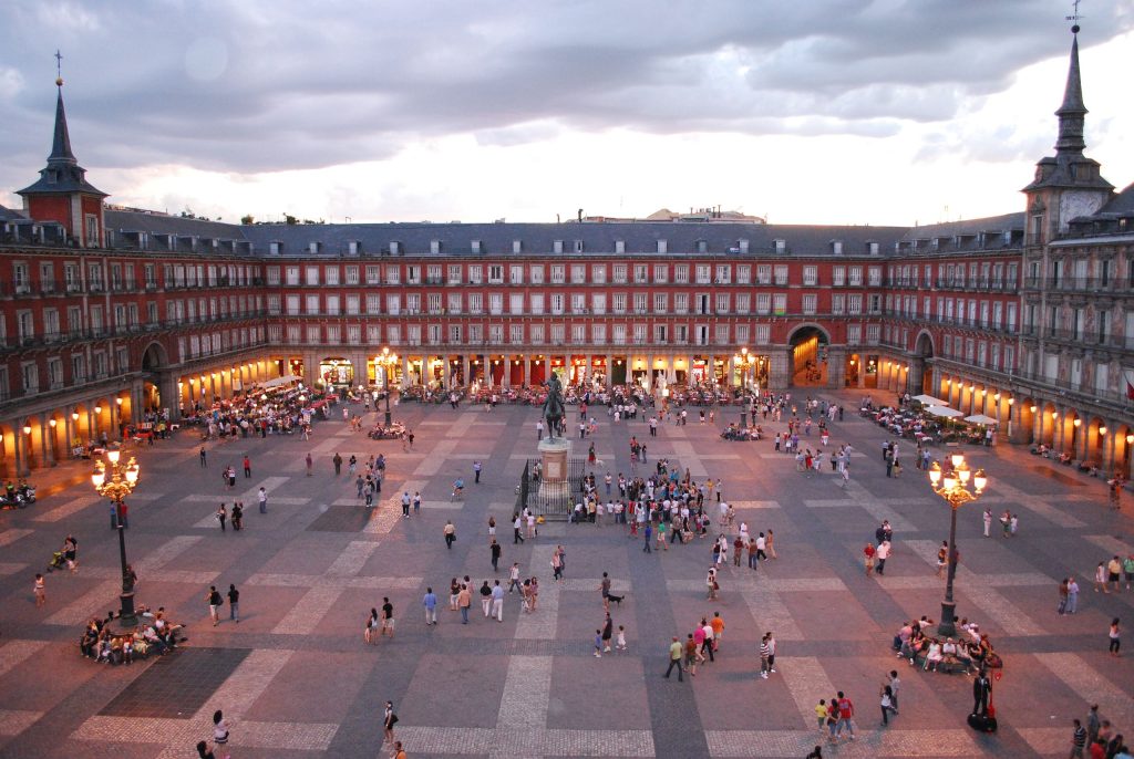 Suasana Plaza Mayor yang dipenuhi para wisatawan